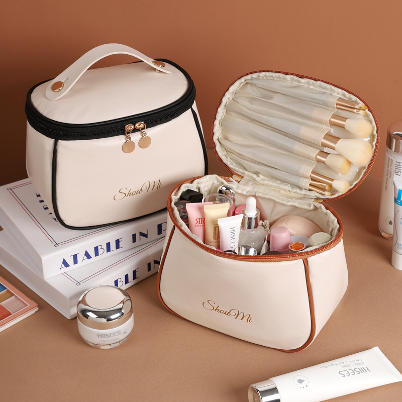Skincare D'Alba - กระเป๋าเครื่องสำอางขนาดใหญ่สำหรับเดินทาง กระเป๋าจัดระเบียบเครื่องสำอางแบบพกพาทำจากหนัง PU กันน้ำ พร้อมหูหิ้ว กระเป๋าใส่ของใช้ส่วนตัวและผลิตภัณฑ์ดูแลผิว