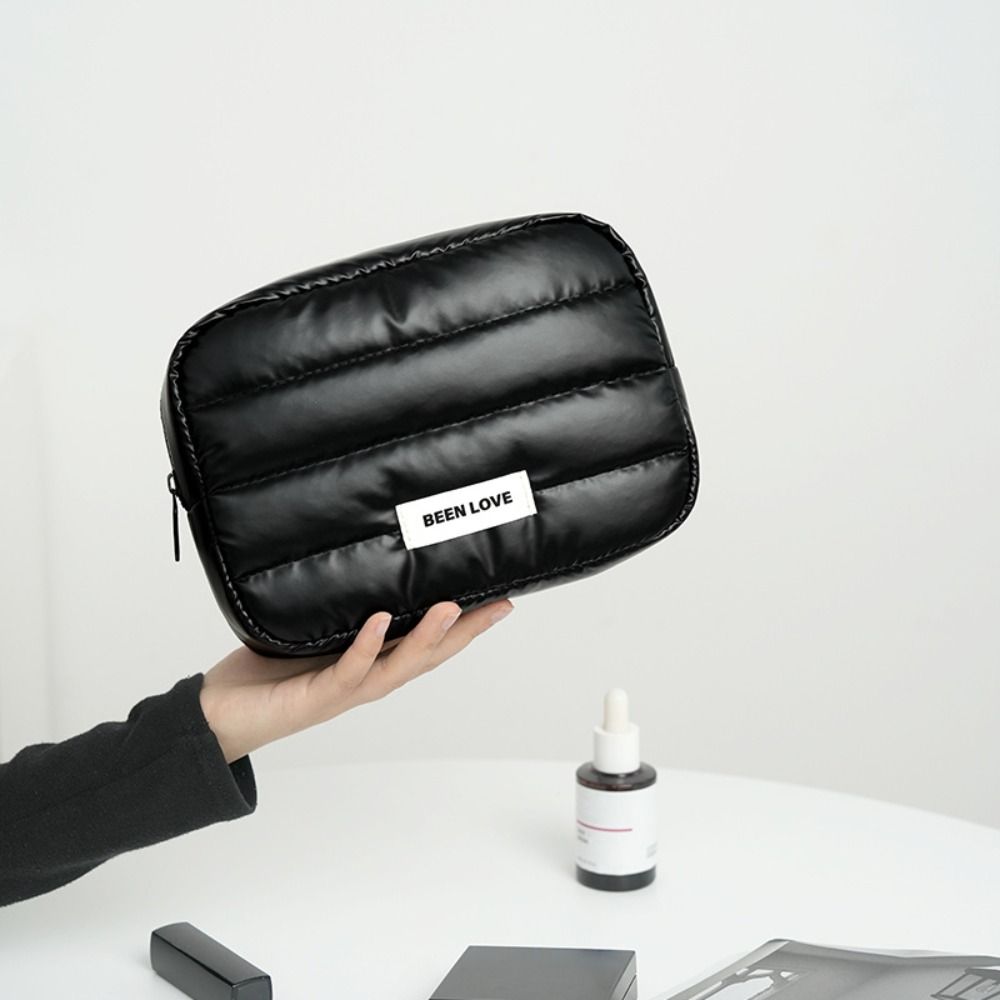Skincare D'Alba - แบบพกพาลง PUFFY แต่งหน้ากระเป๋าขนาดใหญ่ความจุสีทึบ Travel Quilted กระเป๋าซิป