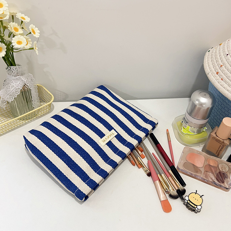กระเป๋าเครื่องสำอางลายทางใหม่ส - Skincare D'Alba บทวิจารณ์และราคา